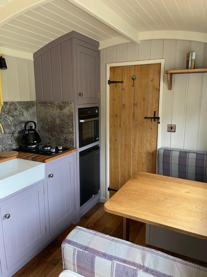 The Old Post Office - Luxurious Shepherds Hut 'far From The Madding Crowd' Based In Rural Dorset. Ferienhaus