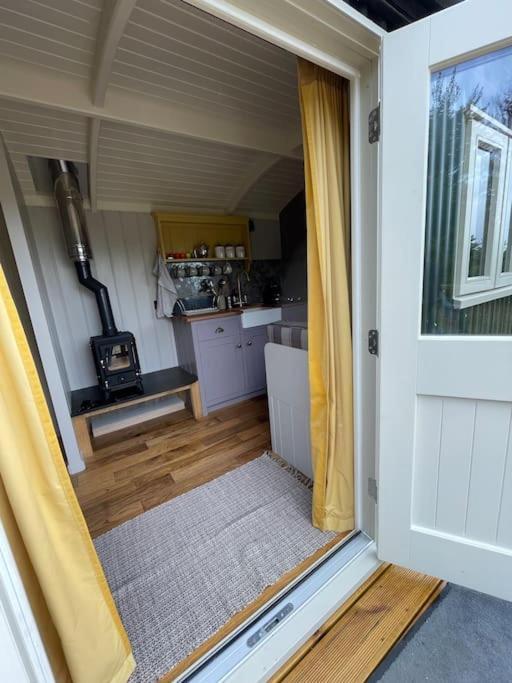 The Old Post Office - Luxurious Shepherds Hut 'far From The Madding Crowd' Based In Rural Dorset. Todber