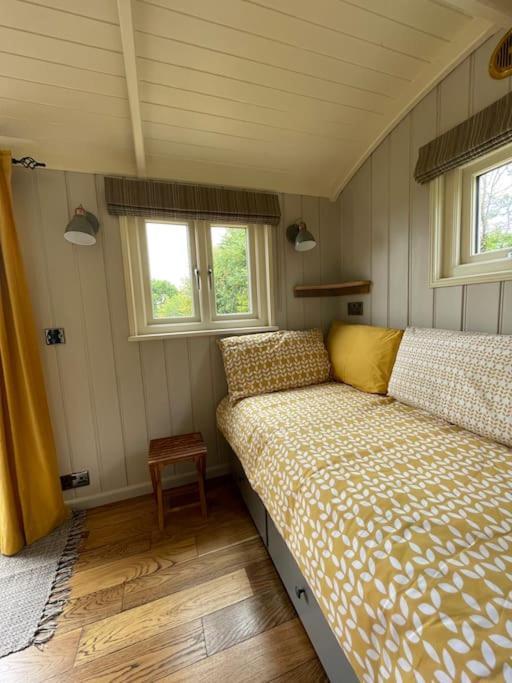 The Old Post Office - Luxurious Shepherds Hut 'far From The Madding Crowd' Based In Rural Dorset. Ferienhaus