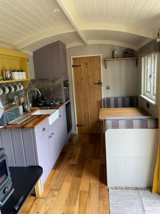The Old Post Office - Luxurious Shepherds Hut 'far From The Madding Crowd' Based In Rural Dorset. Ferienhaus *