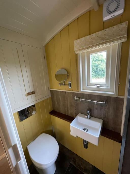 The Old Post Office - Luxurious Shepherds Hut 'far From The Madding Crowd' Based In Rural Dorset. Ferienhaus Todber